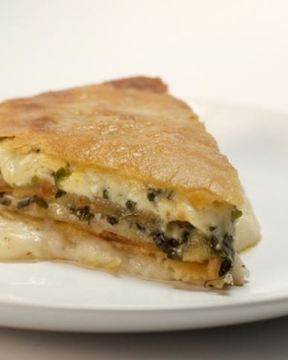 Осетинский пирог с сулугуни и шпинатом