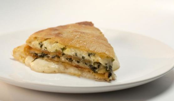 осетинский пирог с сулугуни и шпинатом