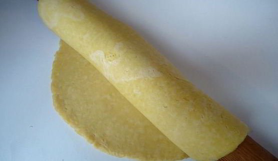 открытый деревенский пирог с сыром джюгас