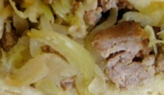 пирог-крокодил с начинкой из фарша, лука и капусты