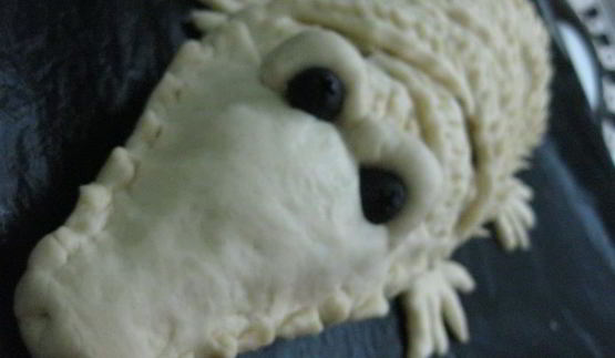 пирог-крокодил с начинкой из фарша, лука и капусты