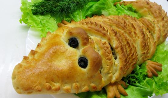 пирог-крокодил с начинкой из фарша, лука и капусты