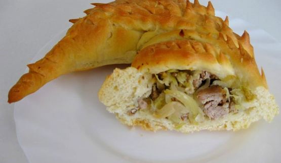 пирог-крокодил с начинкой из фарша, лука и капусты