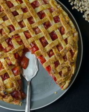 Пирог на слоеном тесте со сливами