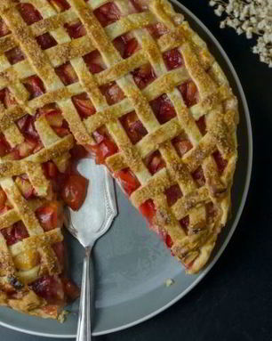 Пирог на слоеном тесте со сливами