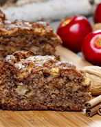 Пирог с грецкими орехами, изюмом и яблоками