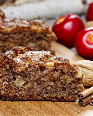 Пирог с грецкими орехами, изюмом и яблоками