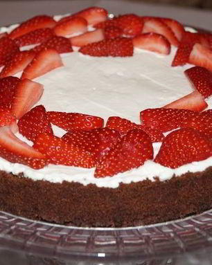 Пирог с клубникой, суфле и сливками