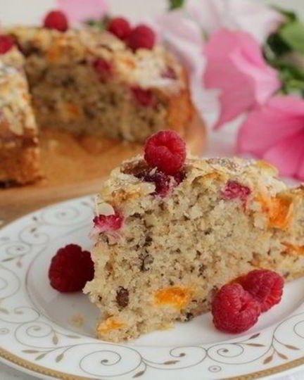 Рецепт пирога с малиной, абрикосами и орехами