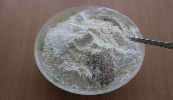 пирог с малиной, абрикосами и орехами