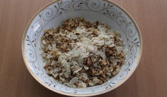 пирог с малиной, абрикосами и орехами