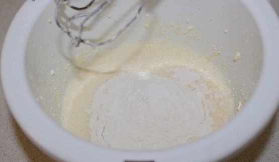 пирог с малиной, абрикосами и орехами