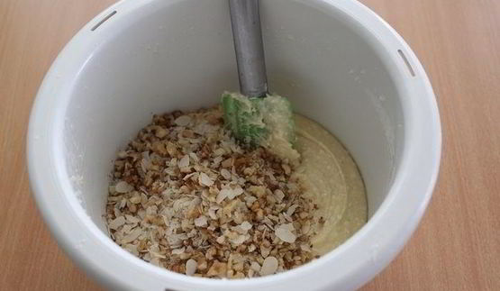 пирог с малиной, абрикосами и орехами