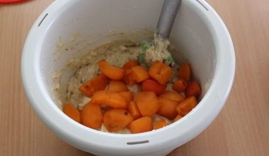 пирог с малиной, абрикосами и орехами