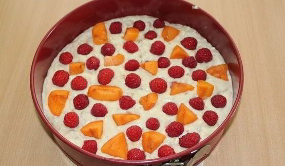 пирог с малиной, абрикосами и орехами