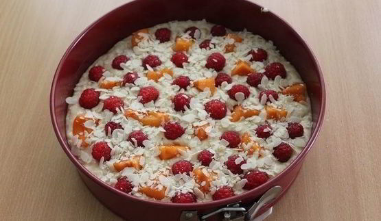 пирог с малиной, абрикосами и орехами