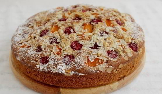 пирог с малиной, абрикосами и орехами
