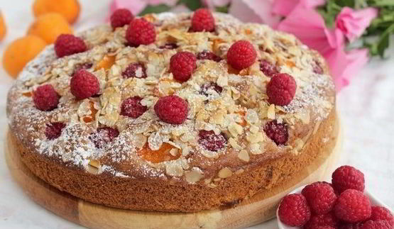 пирог с малиной, абрикосами и орехами