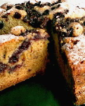 Пирог с медом и вишней