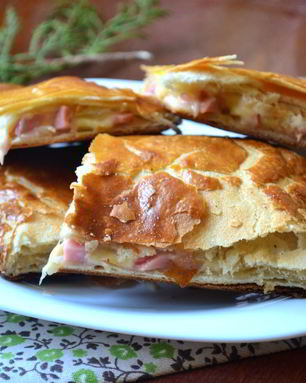 Пирог с начинкой из сыра и ветчины