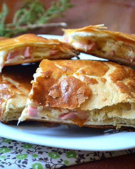 Рецепт пирога с начинкой из сыра и ветчины