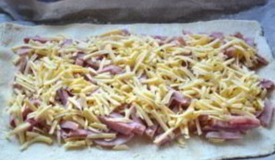 пирог с начинкой из сыра и ветчины