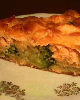Пирог с семгой и брокколи