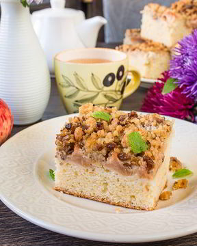 Пирог с яблоками и орехами