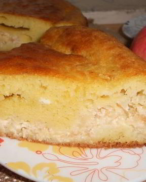 Пирог с яблоками и творожной начинкой