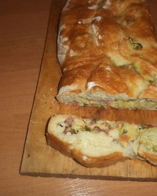 Пироги из дрожжевого теста с брокколи, сыром и колбасой