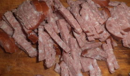 пироги из дрожжевого теста с брокколи, сыром и колбасой