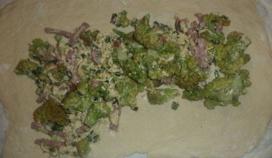 пироги из дрожжевого теста с брокколи, сыром и колбасой