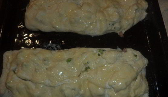 пироги из дрожжевого теста с брокколи, сыром и колбасой