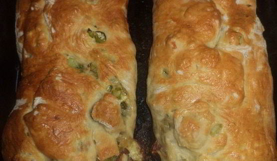 пироги из дрожжевого теста с брокколи, сыром и колбасой