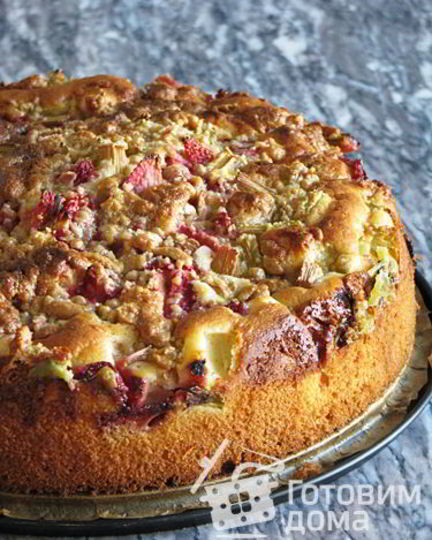 Рецепт ревенно-клубничного пирог с халвой