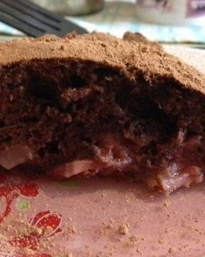 Шоколадный пирог с клубникой