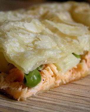 Слоеный пирог с форелью, картофелем и зеленым горошком