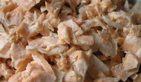 слоеный пирог с форелью, картофелем и зеленым горошком