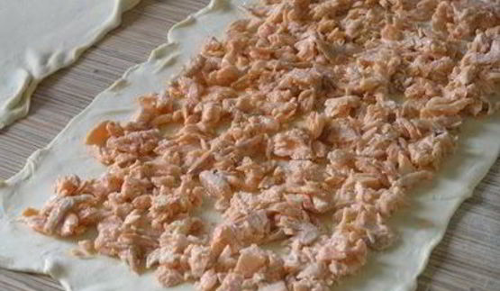 слоеный пирог с форелью, картофелем и зеленым горошком