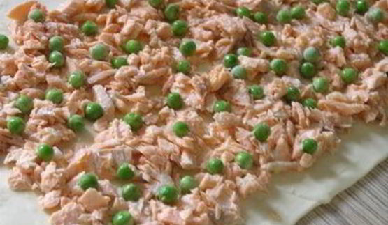 слоеный пирог с форелью, картофелем и зеленым горошком