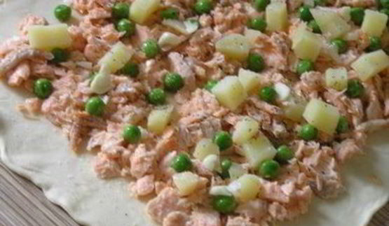 слоеный пирог с форелью, картофелем и зеленым горошком