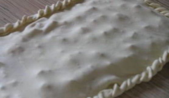 слоеный пирог с форелью, картофелем и зеленым горошком