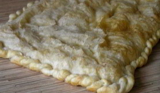 слоеный пирог с форелью, картофелем и зеленым горошком