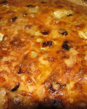 Сырный киш с цветной капустой, цукини и оливками