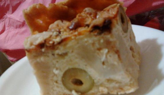 сырный киш с цветной капустой, цукини и оливками