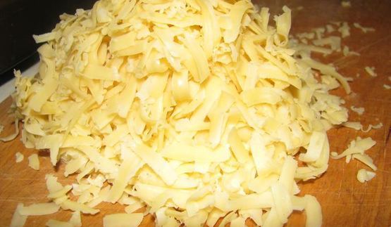 сырный киш с цветной капустой, цукини и оливками