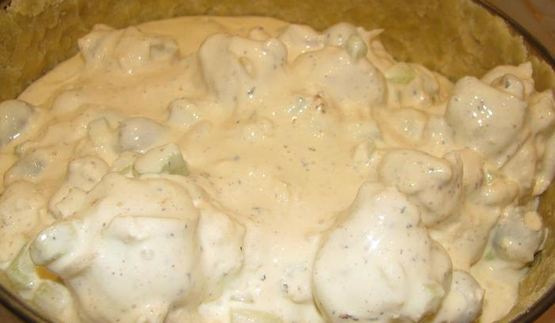 сырный киш с цветной капустой, цукини и оливками