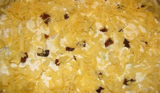 сырный киш с цветной капустой, цукини и оливками