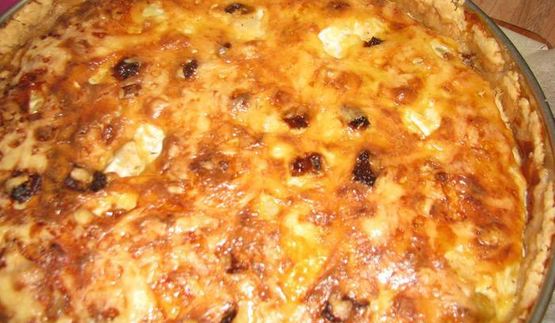 сырный киш с цветной капустой, цукини и оливками