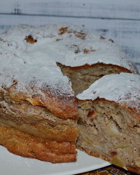 Творожный пирог с яблоком и изюмом